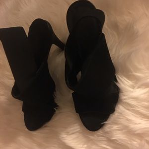 Vera Wang | Black heels